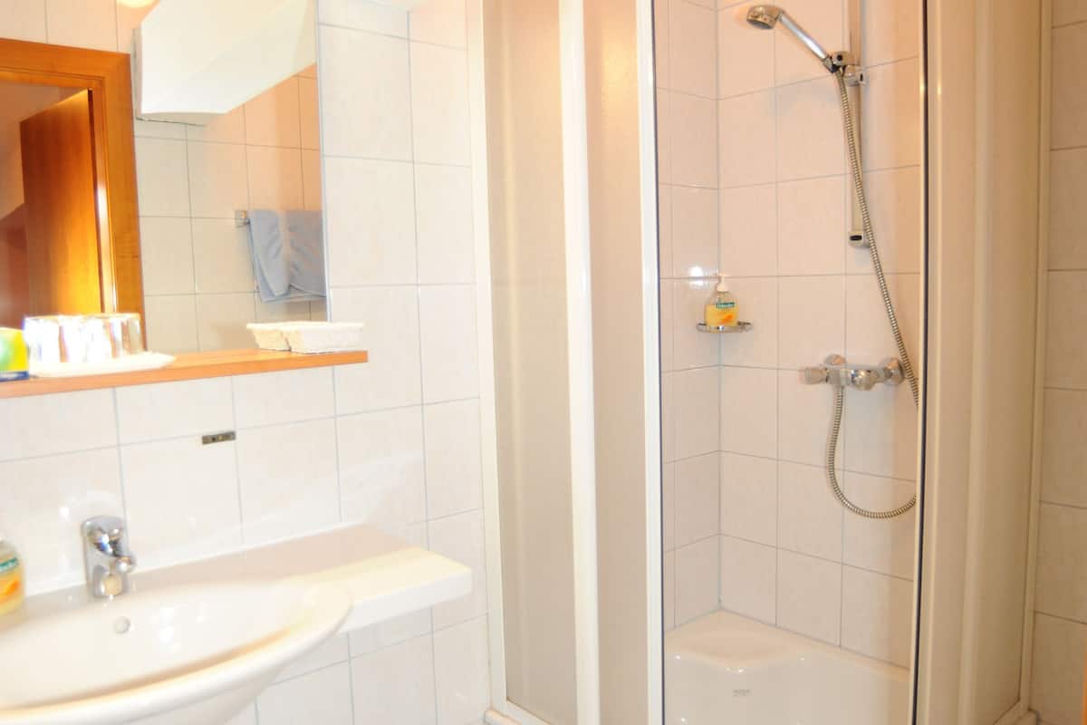 triple room | bathroom | shower, free toiletries, hair dryer, towels