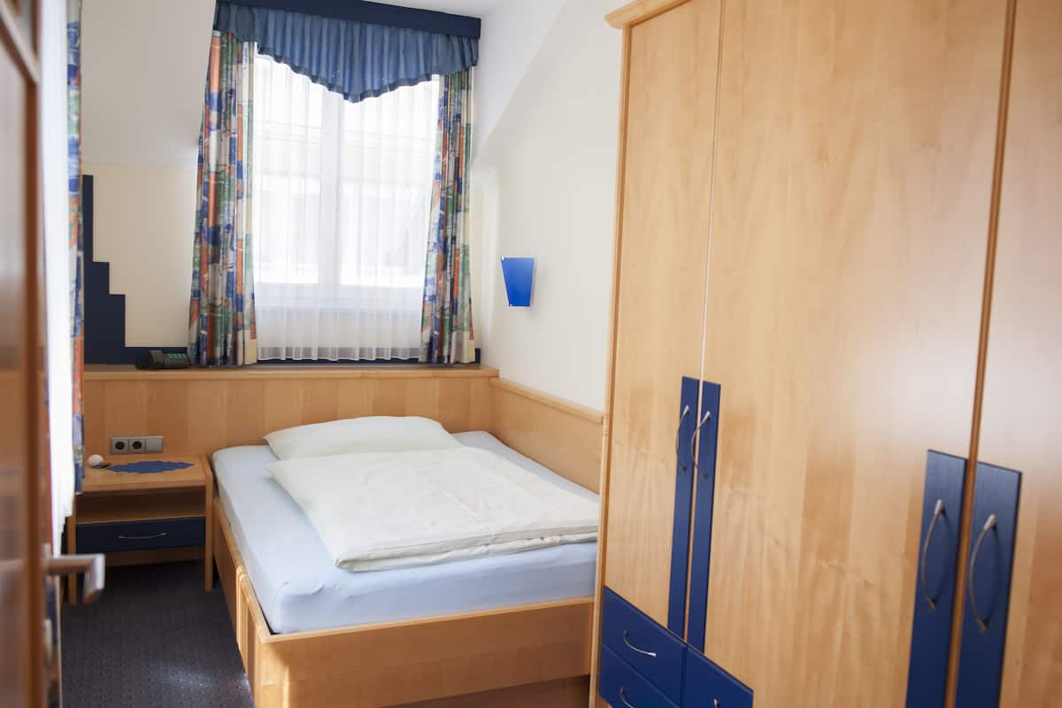 Driepersoonskamer | Een kluis op de kamer, een bureau, verduisterende gordijnen, gratis wifi