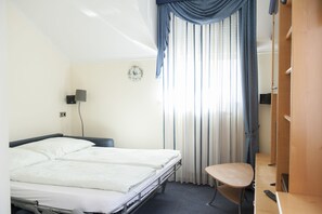 Dreibettzimmer | Zimmersafe, Schreibtisch, Verdunkelungsvorhänge, kostenloses WLAN