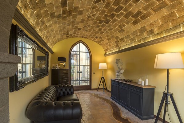 Suite Deluxe (Queen) | Sala de estar | Televisión de pantalla plana