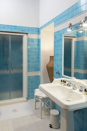 Chambre Deluxe Double ou avec lits jumeaux | Salle de bain | Douche, articles de toilette gratuits, sèche-cheveux