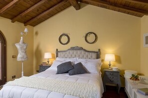 Suite – deluxe (Queen) | Sengetøy av topp kvalitet, minibar, safe på rommet og lydisolert