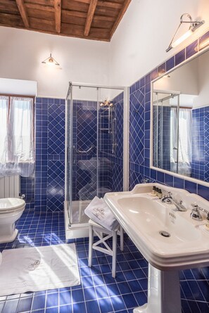A bathroom with a shower, toilet, and sink. - Relais Santa Caterina (Viterbo)