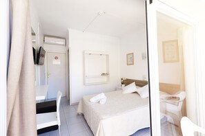 Economy Double Room Single Use, Balcony | Minibar, individually furnished, desk, blackout drapes - HSR Gil  (Calvia)