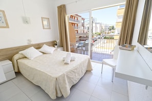 Chambre Double Économique pour 1 personne, balcon | Minibar, ameublement personnalisé, bureau, rideaux occultants