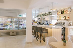 Bar en bord de piscine