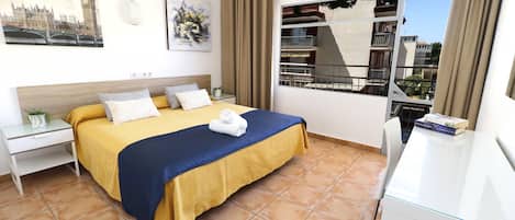 Habitación con 2 camas individuales, balcón | Minibar, mobiliario individual, escritorio y cortinas opacas