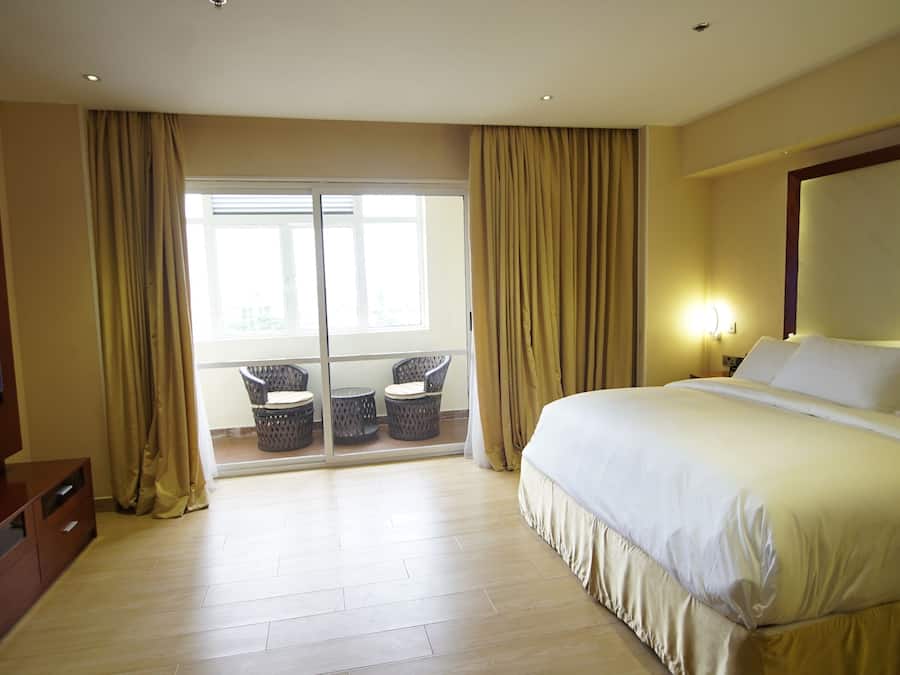 Executive Suite | Premium bedding, in-room safe, desk, laptop workspace