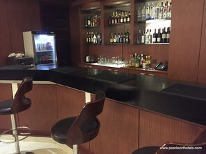 2 bars/lounges, poolside bar - Pearlwort Hotel and Suites (Lagos)