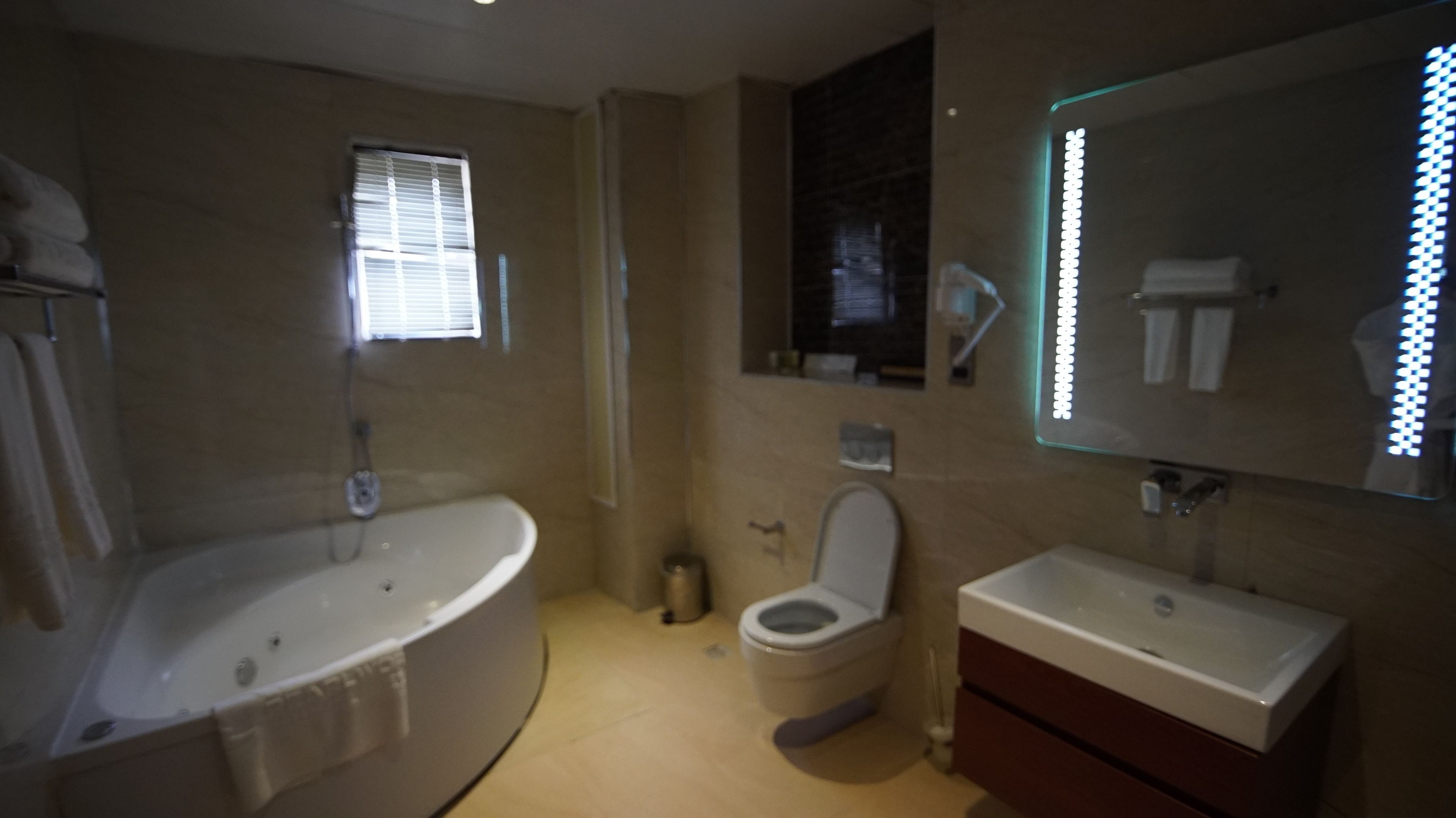Un baño moderno con bañera, inodoro y lavamanos.