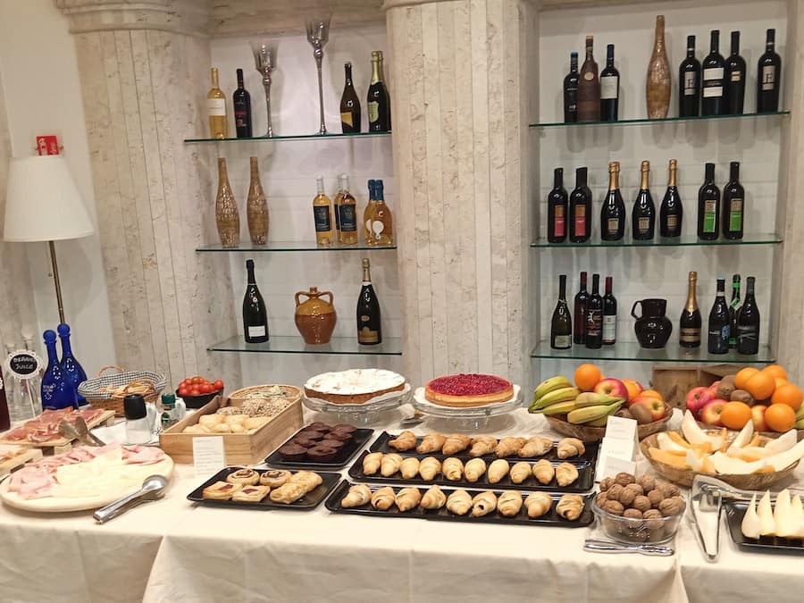 Päivittäinen buffetaamiainen maksusta