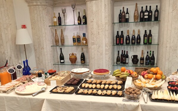 Tägliches Frühstücksbuffet gegen Gebühr