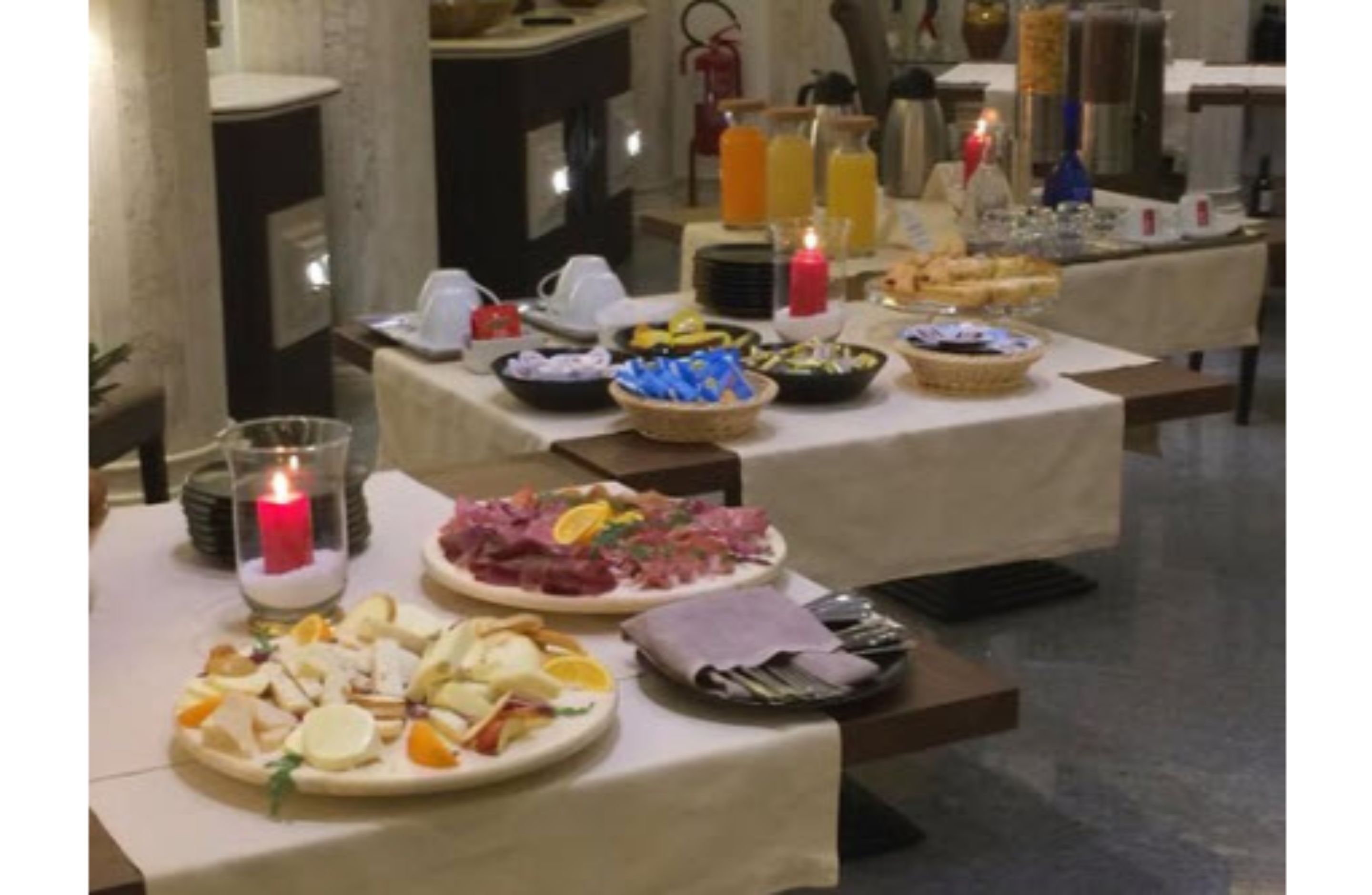 Montaje de buffet con diversos alimentos y bebidas.
