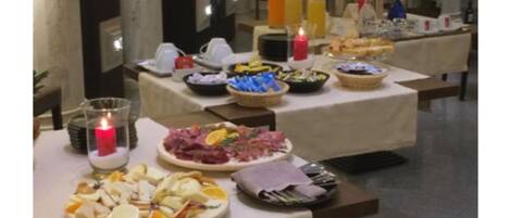 Montaje de buffet con diversos alimentos y bebidas.