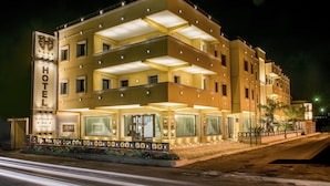 A multi-story hotel with a prominent sign indicating it offers a restaurant, spa, and fitness center. - BHB Hotel (Manduria)