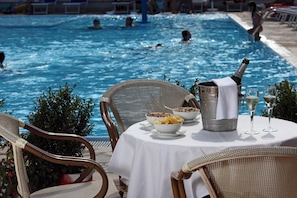 Outdoor pool, sun loungers - Hotel Buratti (Cervia)