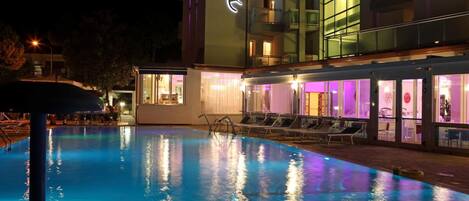 Outdoor pool, sun loungers
