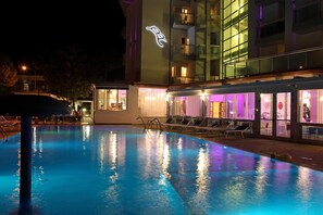 Outdoor pool, sun loungers - Hotel Buratti (Cervia)