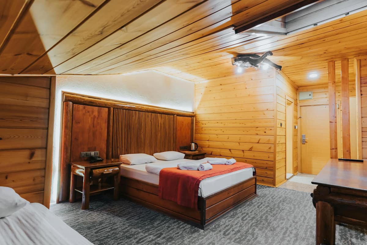 triple room, lanai, city view | safe