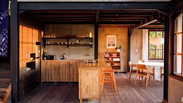Una cocina moderna con armarios de madera, una isla central y un comedor con sillas y una mesa de madera.