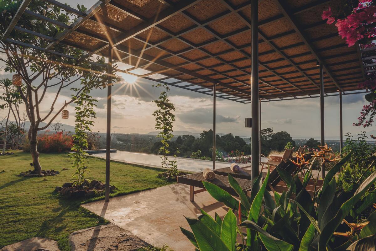 วิลล่า (Kura-Kura Sumberkima Hill) | ลานระเบียง/นอกชาน