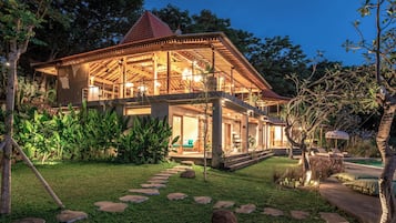 Villa Jamu Sumberkima Hill | Garden view