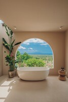 Villa Kimu Sumberkima Hill | Banheiro | Produtos de toalete grátis, secador de cabelo, toalhas de banho 