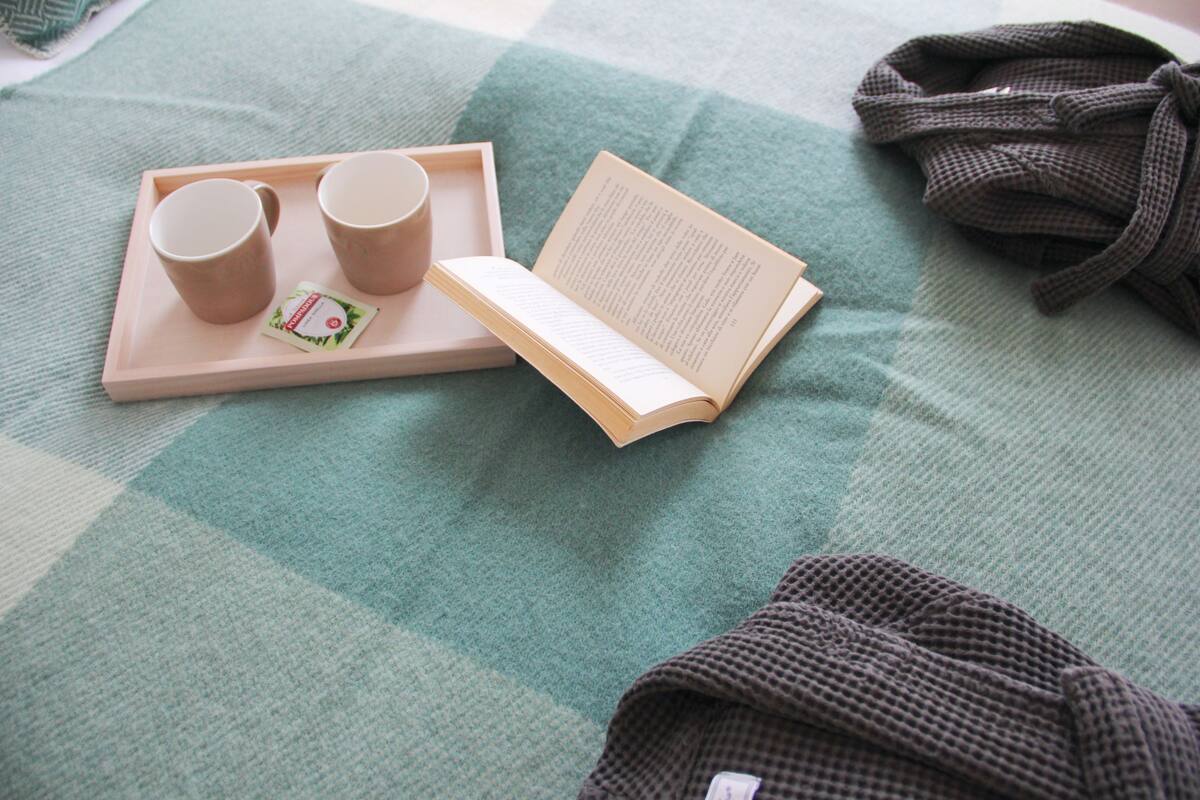 Ropa de cama de alta calidad, escritorio y cunas gratuitas