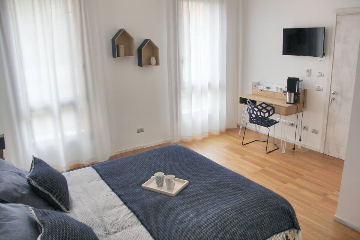 Ropa de cama de alta calidad, escritorio y cunas gratuitas