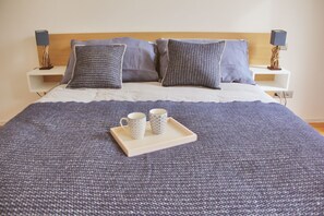 Ropa de cama de alta calidad, escritorio y cunas gratuitas