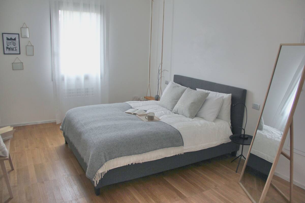 Ropa de cama de alta calidad, escritorio y cunas gratuitas