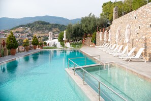 2 室外游泳池，池畔遮阳伞，日光浴躺椅