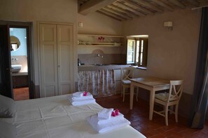 Estudio, vista a la colina | Ropa de cama de alta calidad y escritorio 