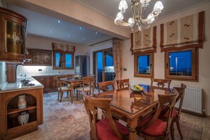 Villa, 3 Schlafzimmer, eigener Pool | Essbereich im Zimmer