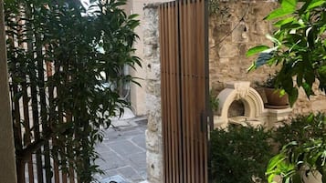 Chambre Double, rez-de-chaussée | Vue sur la cour