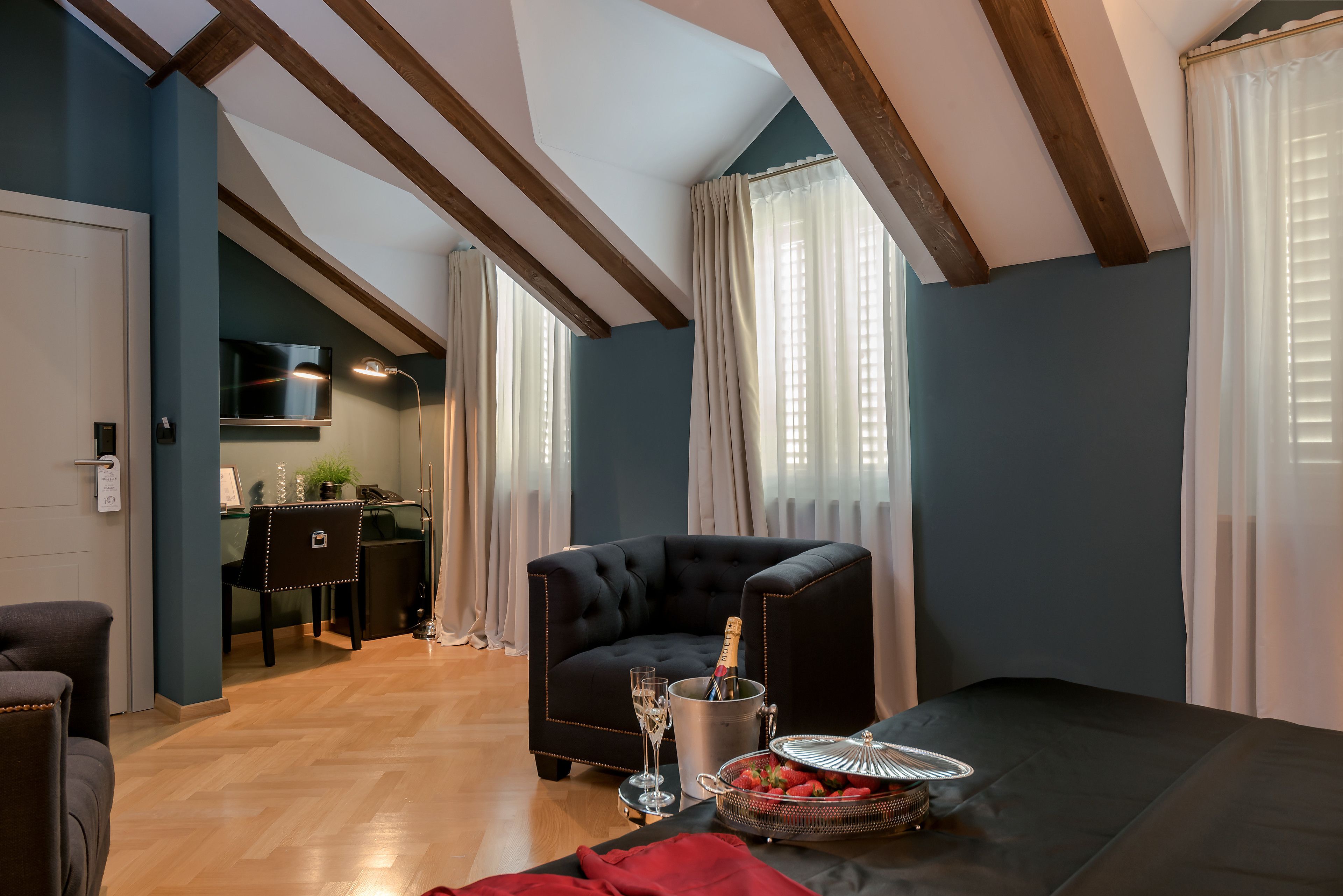 Penthouse Suite, Spa Bath | Roupas de cama premium, frigobar, cofres nos quartos, escrivaninha