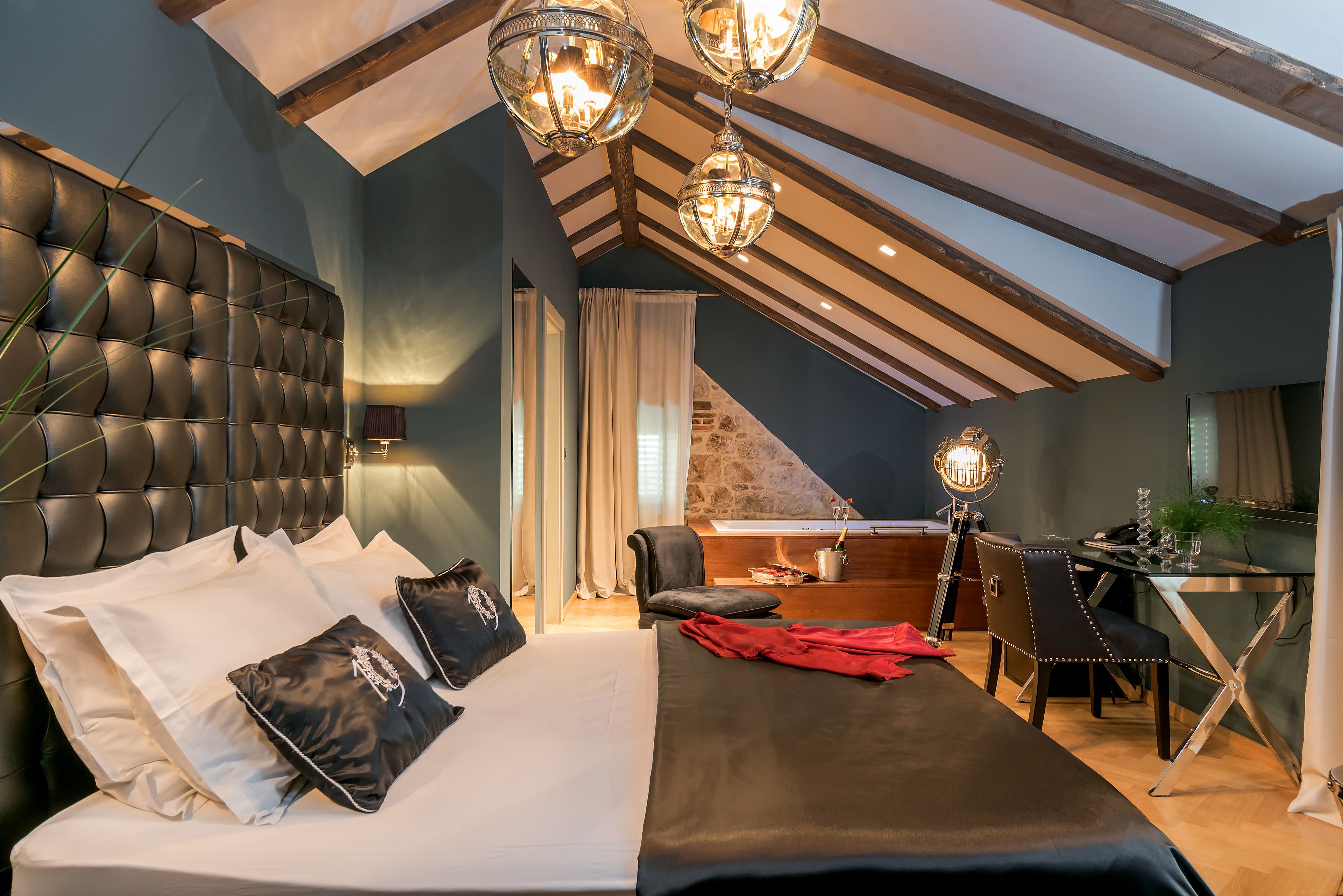 penthouse suite, spa bath | premium bedding, minibar, in-room safe, desk