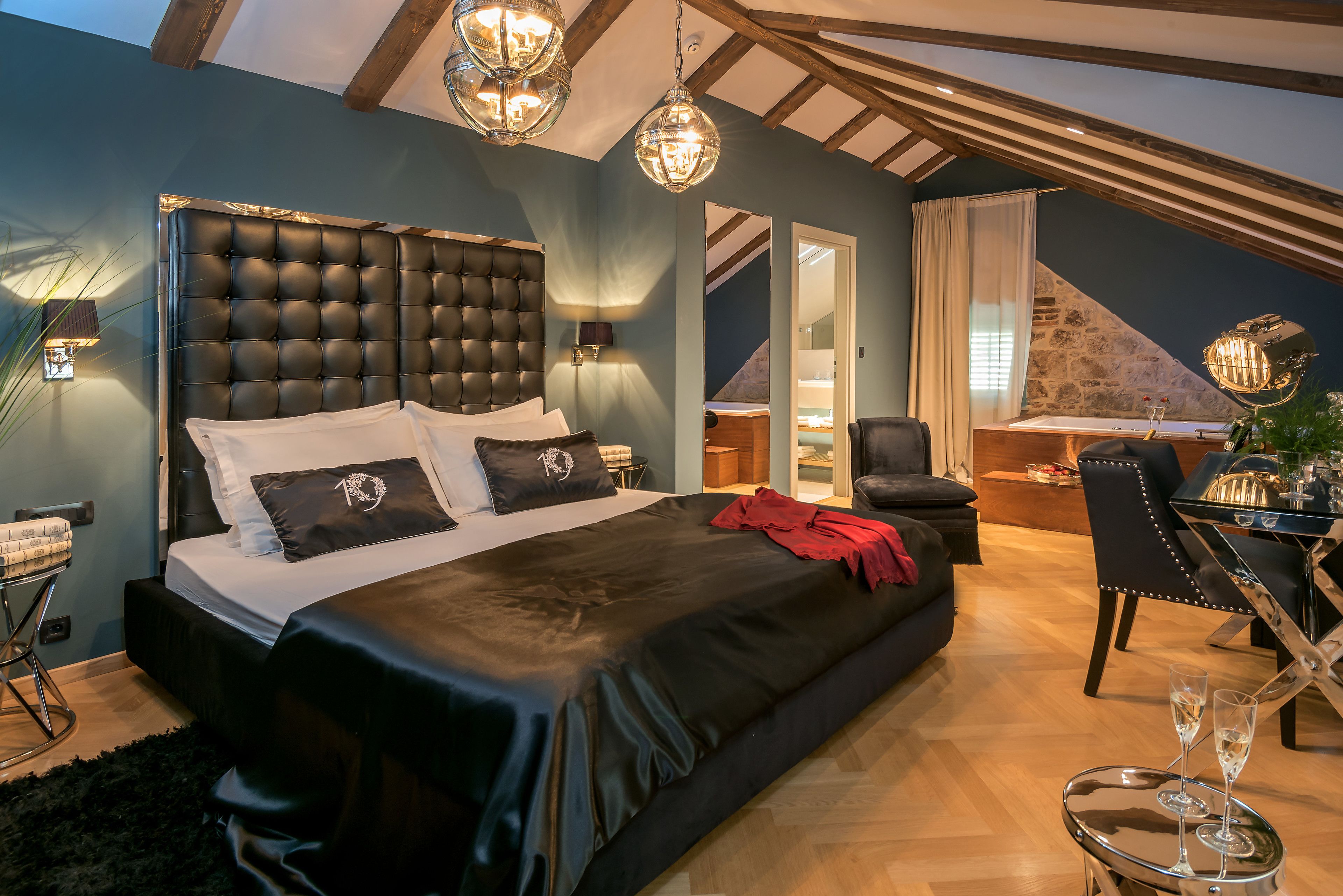 penthouse suite, spa bath | premium bedding, minibar, in-room safe, desk