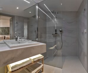 Chambre double, rez-de-chaussée | Salle de bain | Articles de toilette (gratuits), séchoir à cheveux, peignoirs