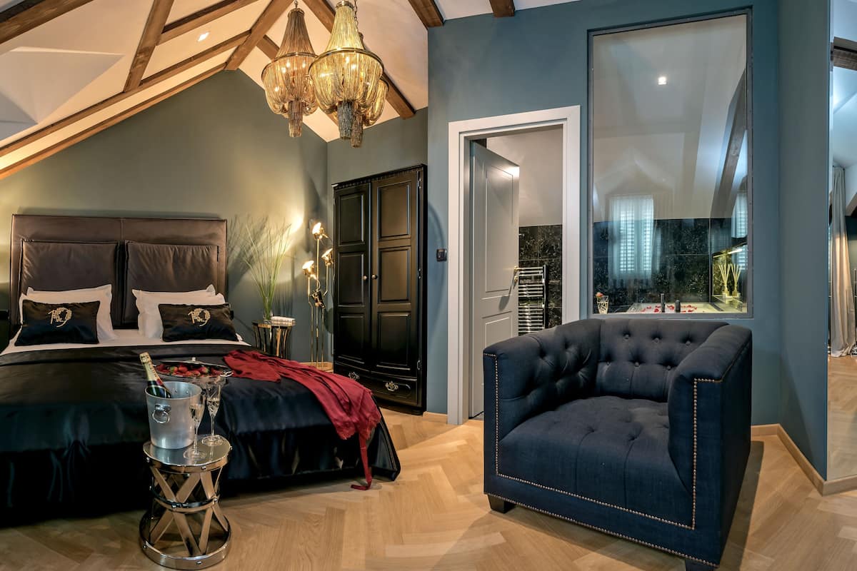 Penthouse Suite, Spa Bath | Luxe beddengoed, een minibar, een kluis op de kamer, een bureau