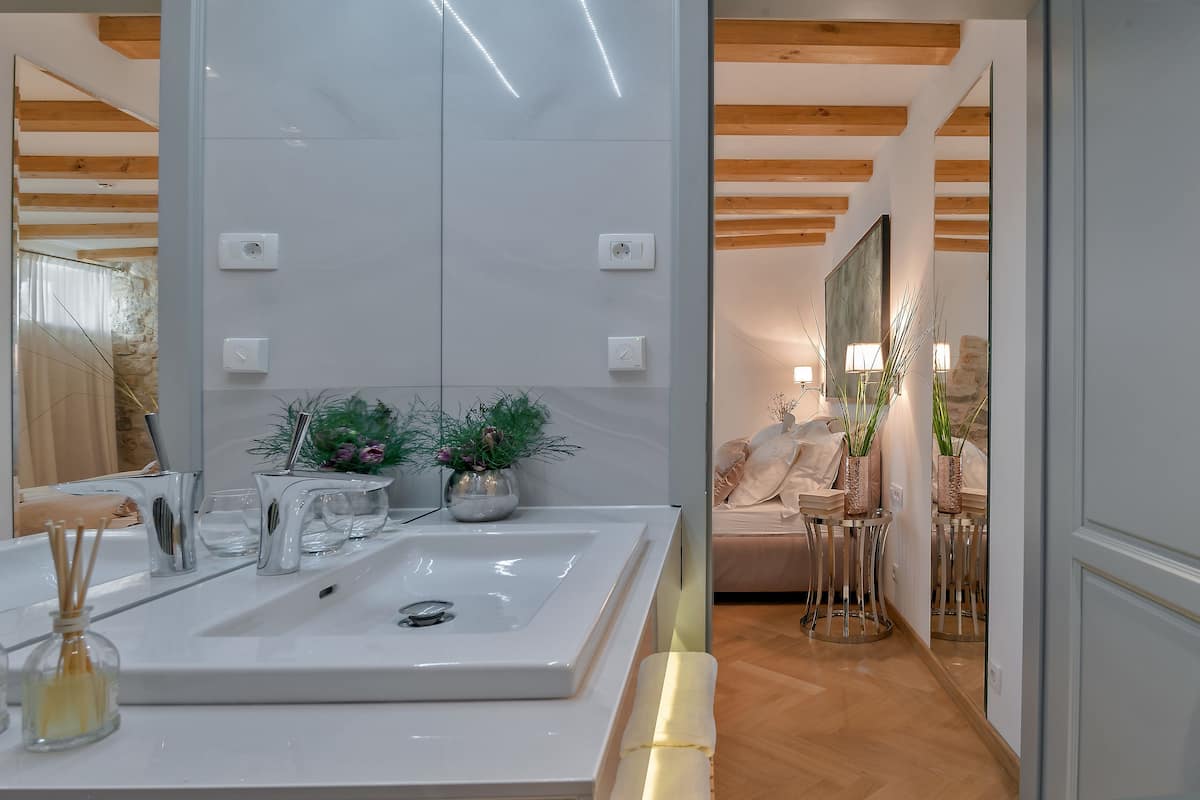Tweepersoonskamer, op benedenverdieping | Luxe beddengoed, een minibar, een kluis op de kamer, een bureau