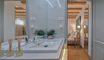 Doppelzimmer, Erdgeschoss | Hochwertige Bettwaren, Minibar, Zimmersafe, Schreibtisch