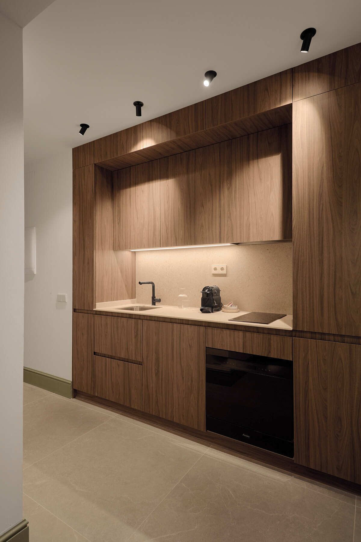 Apartamento | Cozinha privada | Geladeira, micro-ondas, cooktop, máquina de café expresso