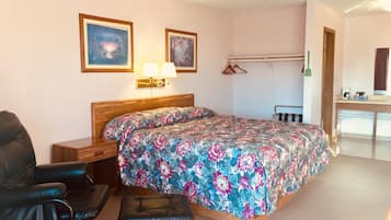 Tabla de planchar con plancha, wifi gratis y ropa de cama