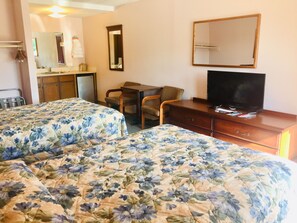 Comfort Room | Iron/ironing board, free WiFi, bed sheets - Mountain Country Inn (Branson West)