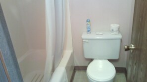 Combined shower/tub, free toiletries, towels - Mountain Country Inn (Branson West)