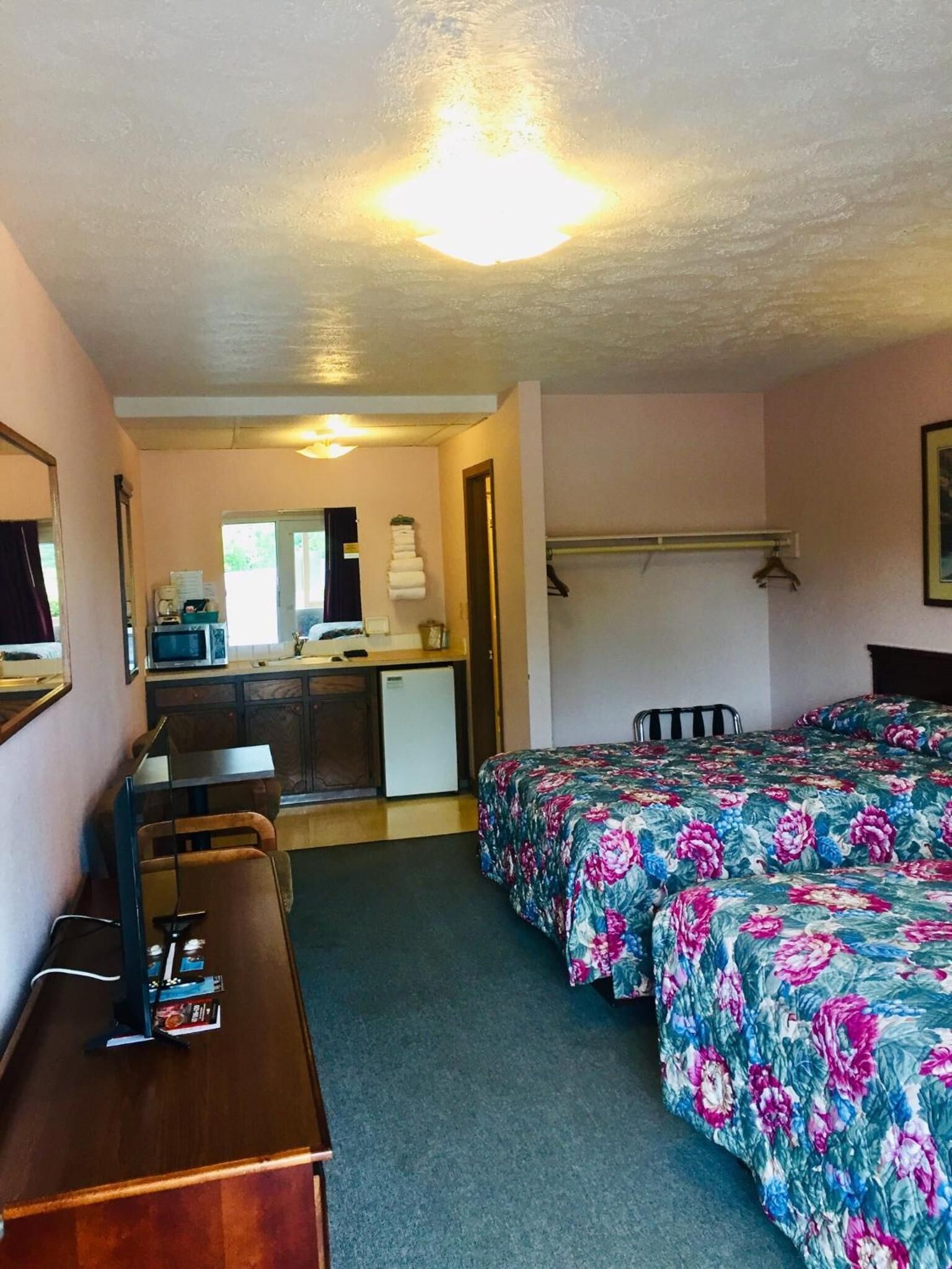 Iron/ironing board, free WiFi, bed sheets