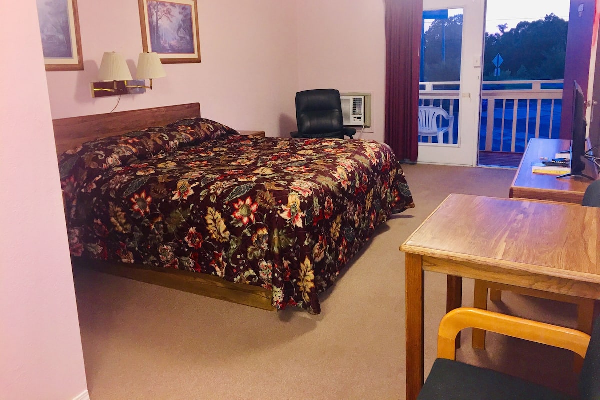 Standard Room, 1 King Bed | Iron/ironing board (on request), WiFi (free), bed sheets