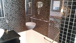 Gratis toiletartikelen, een haardroger, handdoeken