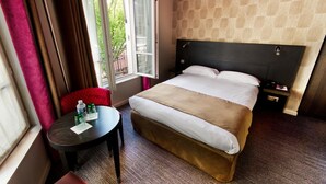 Standard Double Room | In-room safe, desk, soundproofing, free WiFi - Hotel Aero (Paris)